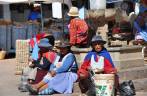 Cholas descansam no mercado em Sucre - Bolívia